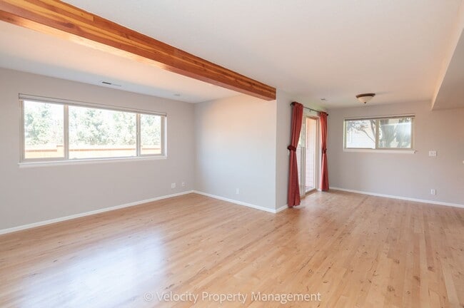 Building Photo - Beautiful Townhome with new paint, carpet ...