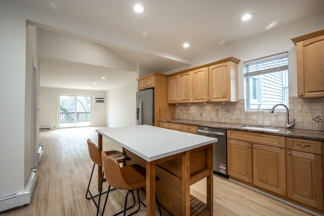 Building Photo - 14 Deane Pl