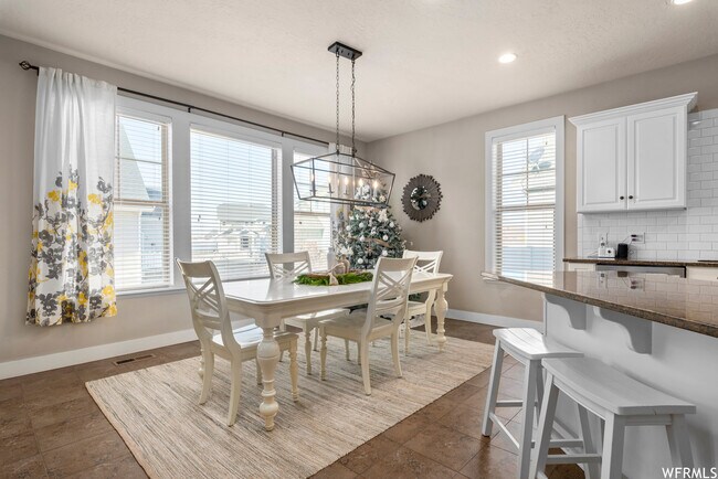 Building Photo - 885 S Crescent Way