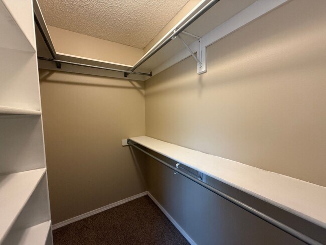 Building Photo - Collinsville 3/2 with new carpet!!