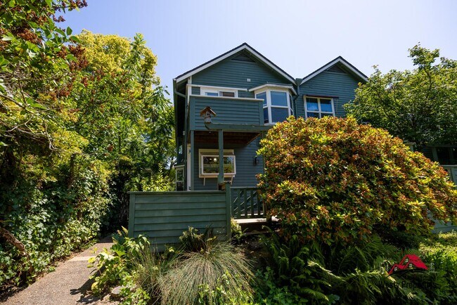 Building Photo - 321 SE 14th Ave