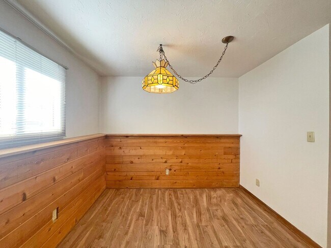 Building Photo - 4-Level Home with Fireplace & Big Yard is ...