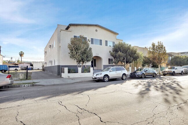 Building Photo - A Bright Upstairs Single Apartment in a Gr...