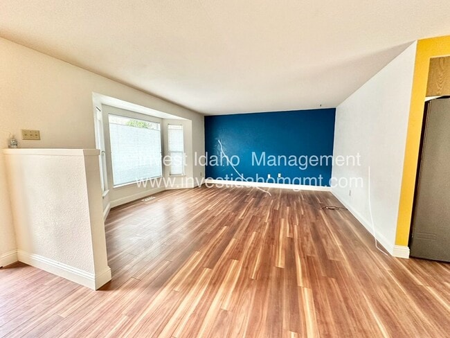 Building Photo - Enjoy the foothill views from your backyard!