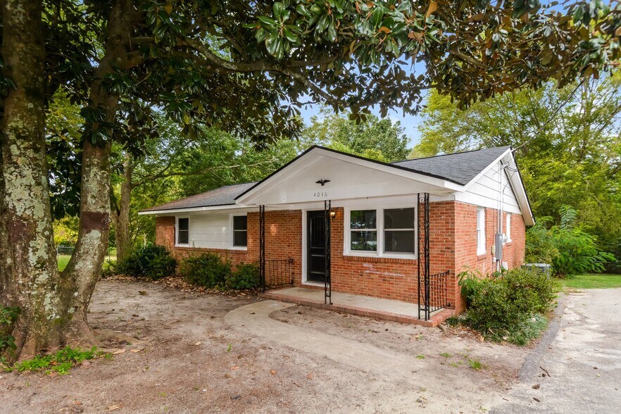 Building Photo - 4046 Village Dr