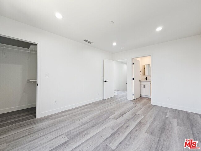 Building Photo - 4112 1/2 Normandie Ave