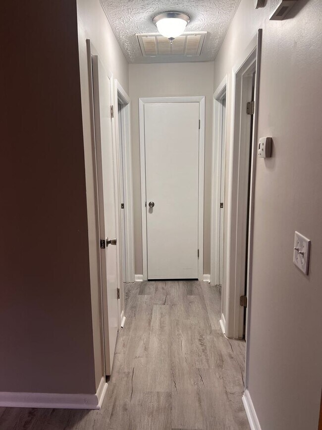 Building Photo - 2 bedroom duplex for rent - Available Now