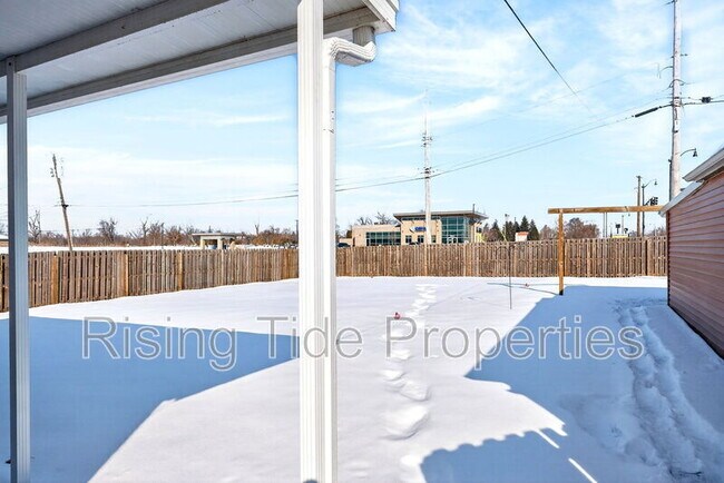 Building Photo - 1937 N Sunny Ridge Rd