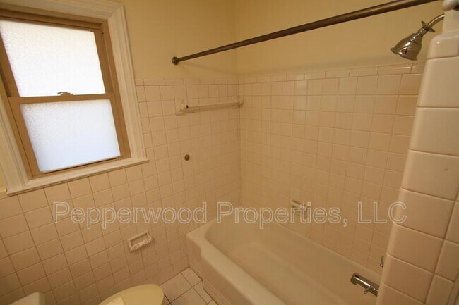Building Photo - 327 N Park Dr