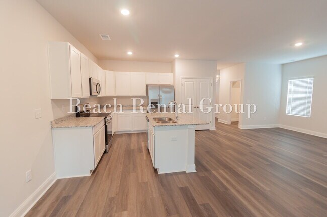 Building Photo - Spacious 3 Bedroom w/Loft, End Unit