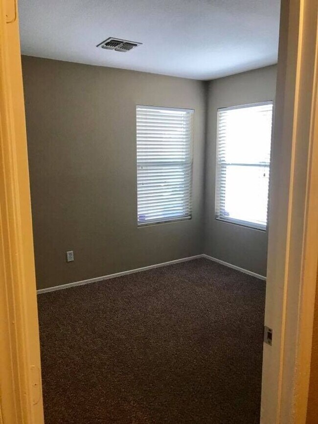 Building Photo - 3-bedroom, 2-bath on oversized lot