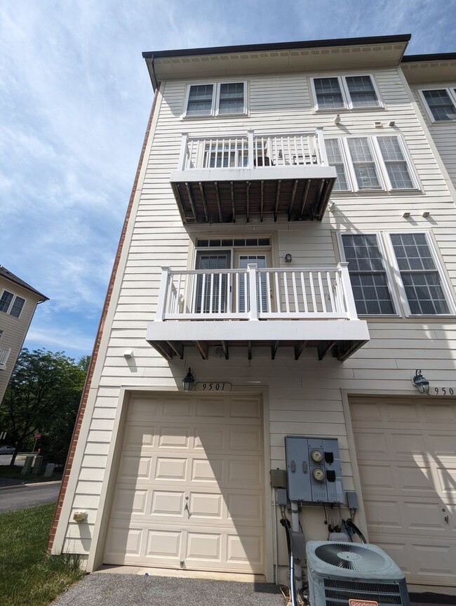 Building Photo - Two level condo in URBANA School District ...