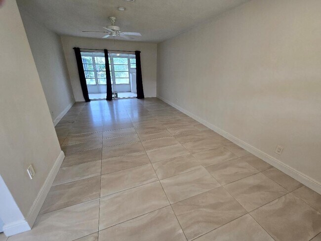 Building Photo - 960 Crystal Lake Dr