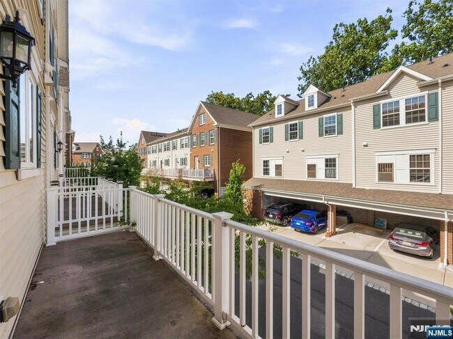 Building Photo - 18 Litchfield Ln