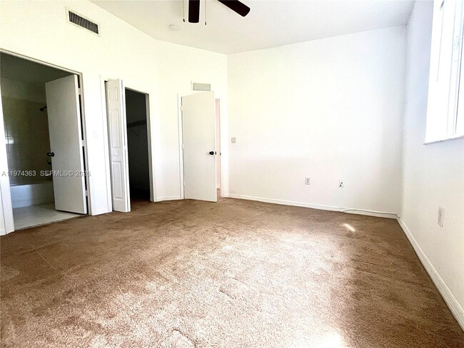 Building Photo - 930 NE 33rd Terrace