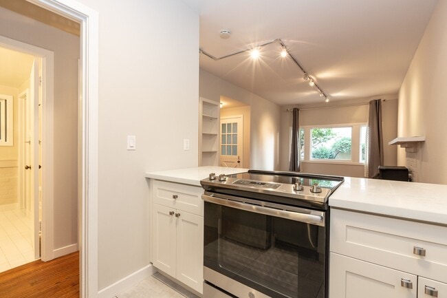 Building Photo - Pacific Heights: Remodeled Garden Apartment w/ Shared Patio One Block from the Presidio