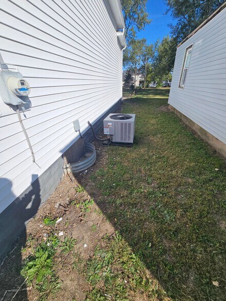 Building Photo - 915 E Albert St