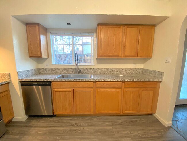 Building Photo - Lovely 3 Bedroom, 2 Bath House - Washer/Dryer, Dishwasher, Long Driveway, Fenced Backyard