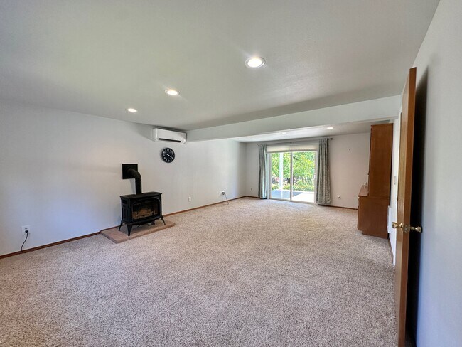 Building Photo - 7460 SW Elmwood St