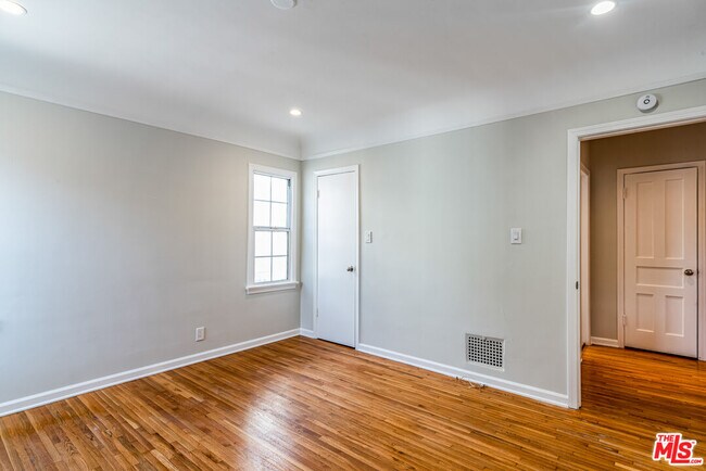 Building Photo - 726 1/2 N Edinburgh Ave