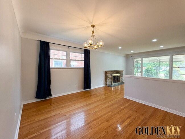 Building Photo - 2082 Vernier Rd