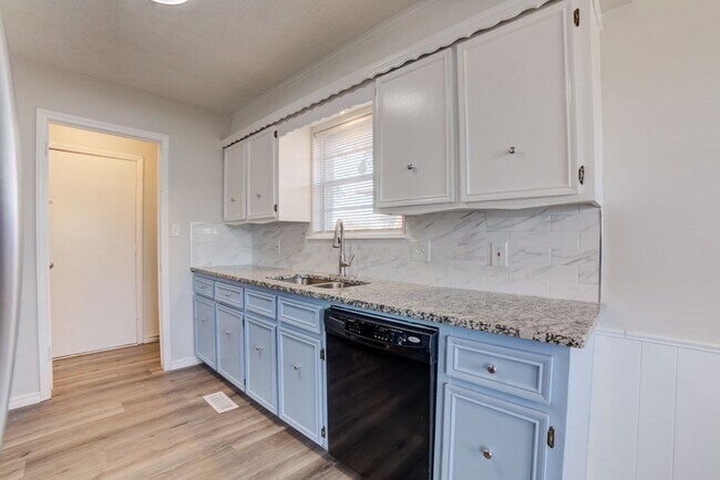 Building Photo - Newly renovated 3 bed / 2 Bath in Tulsa! Available Mid June!