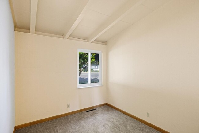 Building Photo - Mission Fields Home, 3 bedroom 2 bath, Fir...