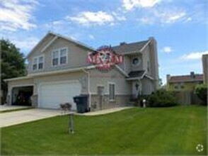 Building Photo - Great 3 Bed 2.5 Bath Twin Home