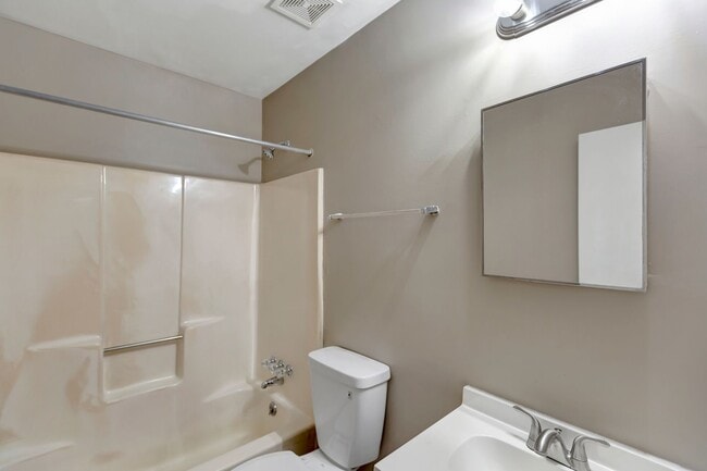 Building Photo - MOVE IN SPECIAL! Two Bedroom Pet-Friendly Unit in Gadsden Acres!