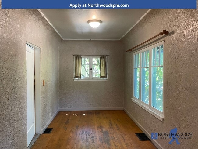 Building Photo - Great 2 Bedroom 1 Bath Cottage Style Home ...