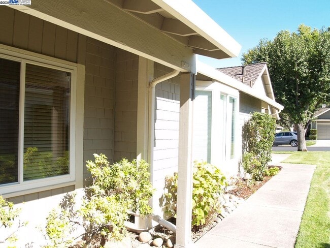 Building Photo - 647 Doral Dr