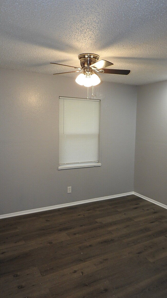 Building Photo - 3bed-2 full bath townhome for rent in Nort...