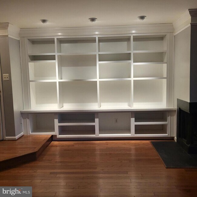 Building Photo - 5800 Cove Landing Rd