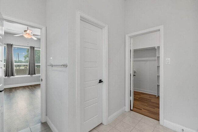Building Photo - 1440 Lakeview Dr
