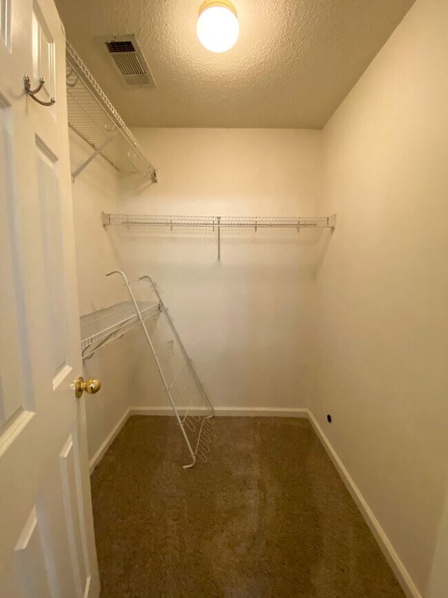 Building Photo - 3 bed, 2 bath in a gated community by Shel...