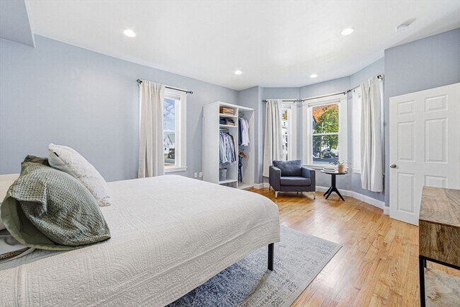 Building Photo - 659 Moody St