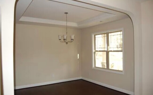 Building Photo - Spacious 4 bed with bonus room!