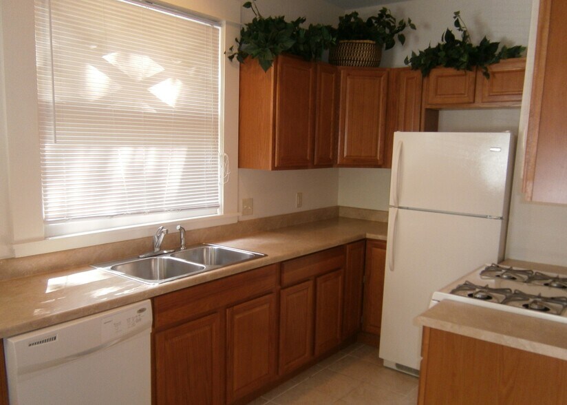 Building Photo - 102 Highland Pl