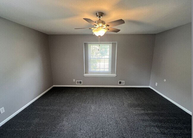 Building Photo - Renovated 2 Bed, 3 Bath Duplex with Finish...