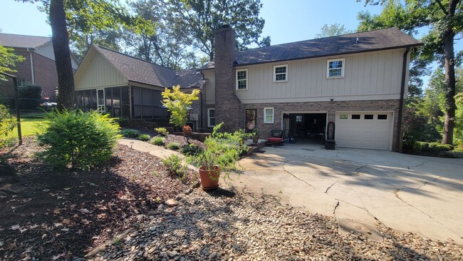 Building Photo - 4 bed, 2.5 Bath Home Available in Sugar Creek