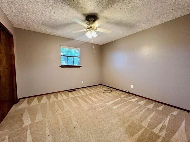 Building Photo - 3 bedroom 2 bath home for lease