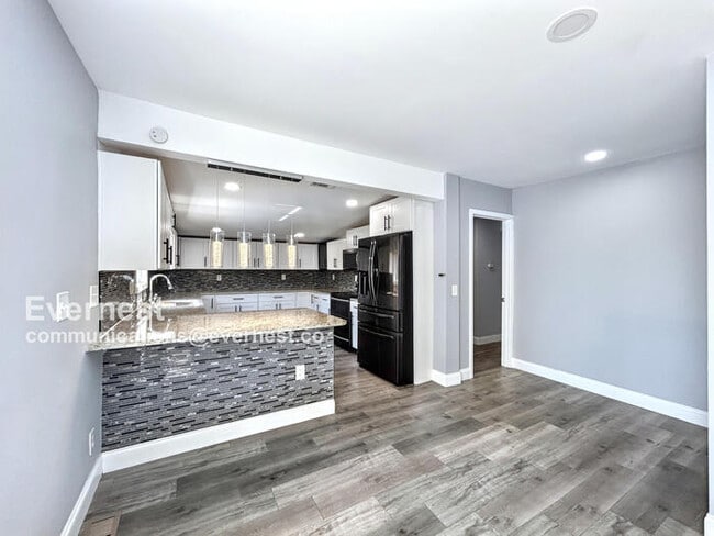 Building Photo - Lovely 3-Bed, 2-Bath Home with Modern Comf...
