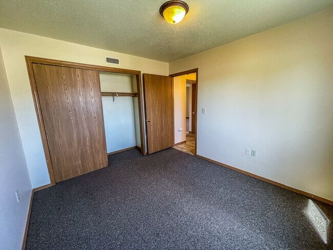 Building Photo - 2 Bed Apartment at the Driftless Apartment...