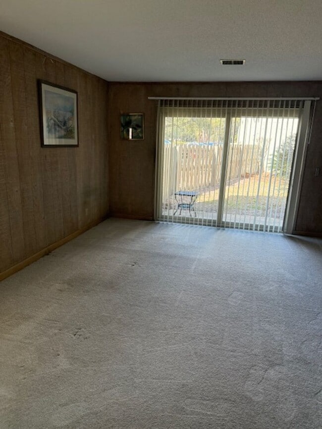 Building Photo - 2 Bedroom / 2 Bathroom @ Surf Court