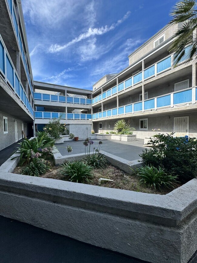 Building Photo - 1200 Gaviota Ave