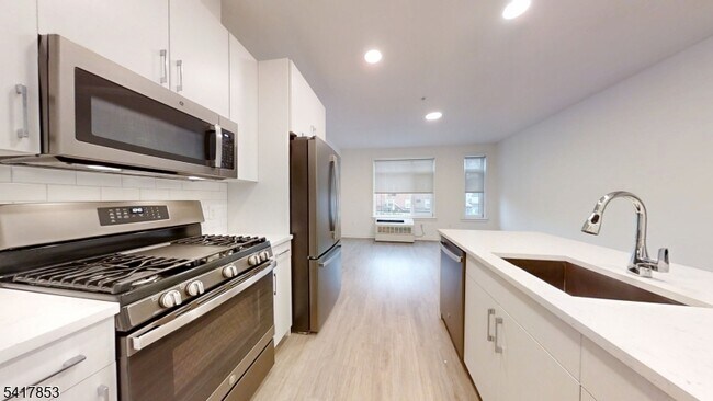 Building Photo - 1181 Morris Ave