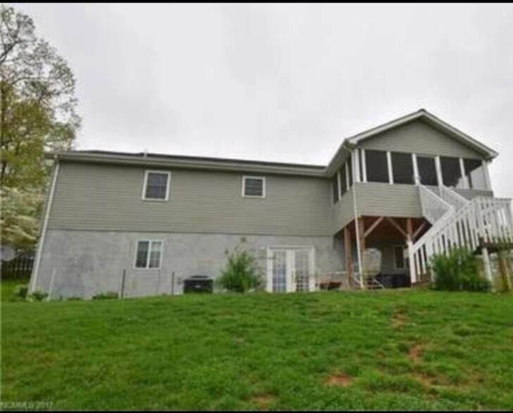 lower entry - 40 Serenity Ln