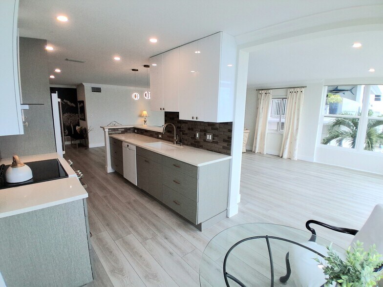 Recessed lighting - 174 Golden Gate Pt