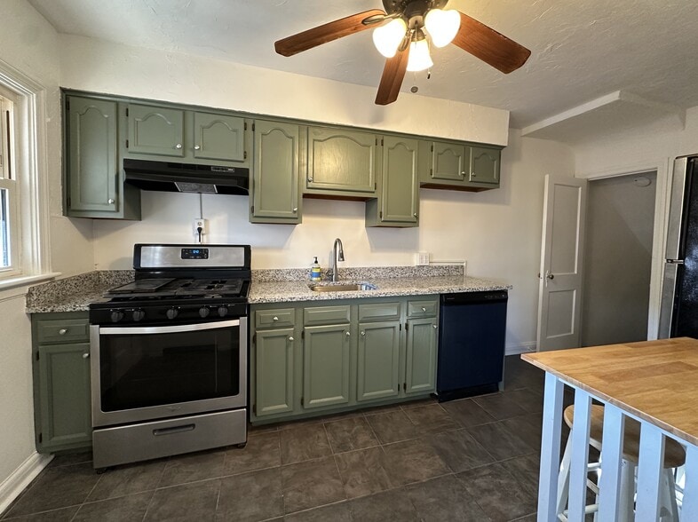 Kitchen. - 3823 Crestlyn Rd