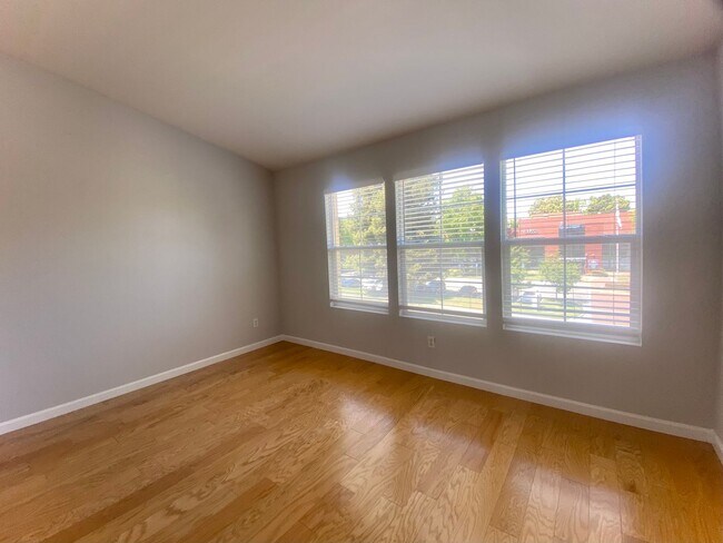 Building Photo - 2-Bedroom + Loft Condo for rent! Downtown ...